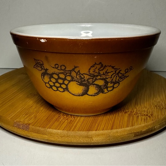 Vintage Pyrex Old Orchard Brown 401 Mixing Nesting Bowl, fruit pattern, 1.5 pint - Picture 3 of 10